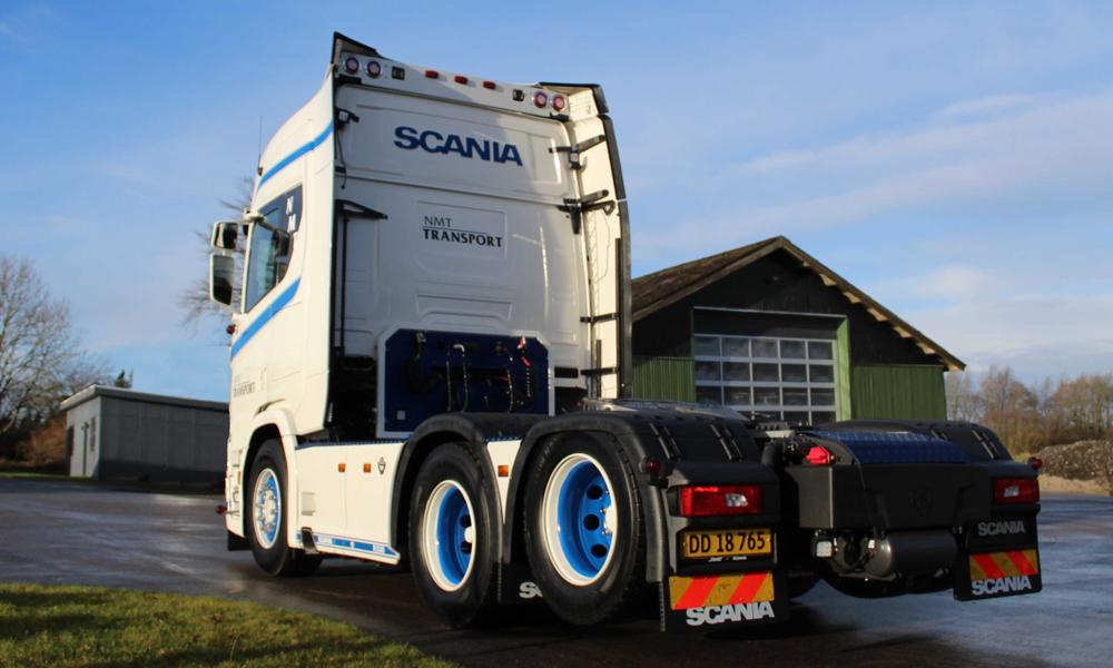 Den nye Scania skal både køre med hurtigløber og sengetrailer.