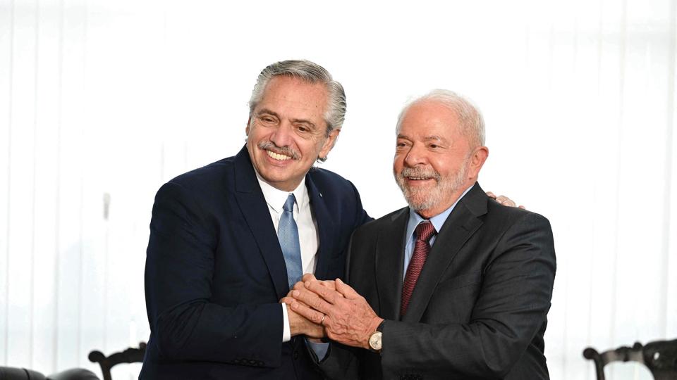 Argentinas præsident, Alberto Fernández (tv.), og Brasiliens præsident, Luiz Inacio Lula da Silva (th.), mødtes i starten af året. Her ses de i Brasilien 2. januar - dagen efter, at Lula havde overtaget præsidentembedet. <i>Evaristo Sa/Ritzau Scanpix</i>
