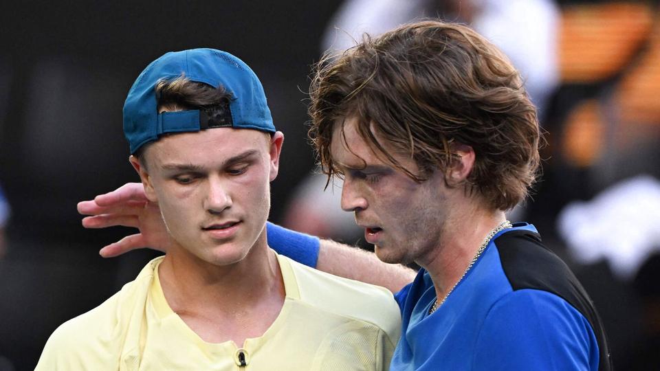 Andrey Rublev og Holger Rune siger tak for kampen, efter at de to spillere havde bidraget til et episk drama i Melbourne. <i>William West/Ritzau Scanpix</i>