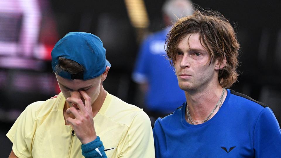Holger Rune siger tak for kampen efter nederlaget til russiske Andrey Rublev. <i>William West/Ritzau Scanpix</i>