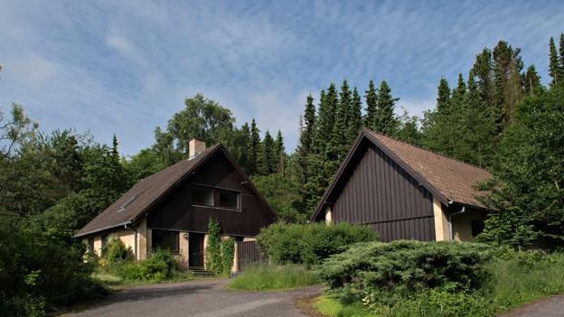 Den gule murstensvilla, hvor opsynsmanden boede med sin familie, er indrettet som et hjem kunne have set ud i 1980. Her kan publikum møde familien i huset, som foruden mor og far består at en teenagepige og en mindre dreng. <i>Foto: Lars Horn for Nordjyske Museer</i>