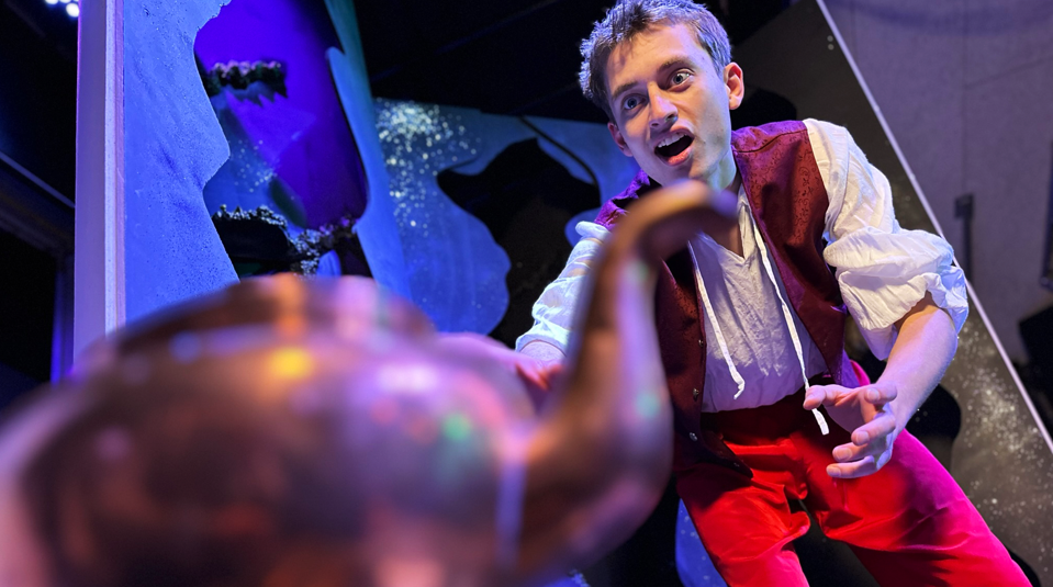 Aladdin spilles af Rasmus Thusgaard Pedersen. <i>Fotos: Vrå Amatørteater.</i>