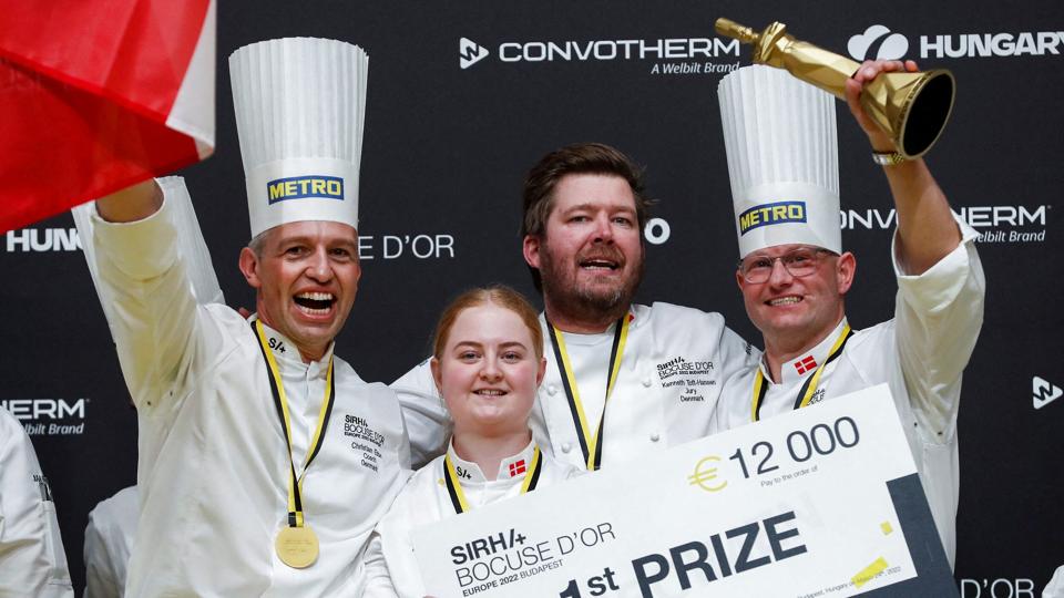 Brian Mark Hansen og resten af det danske hold vandt i 2022 det uofficielle europamesterskab for kokke i Budapest. De europæiske konkurrenter er de samme ved det uofficielle verdensmesterskab i Lyon mandag. (Arkivfoto). <i>Bernadett Szabo/Reuters</i>