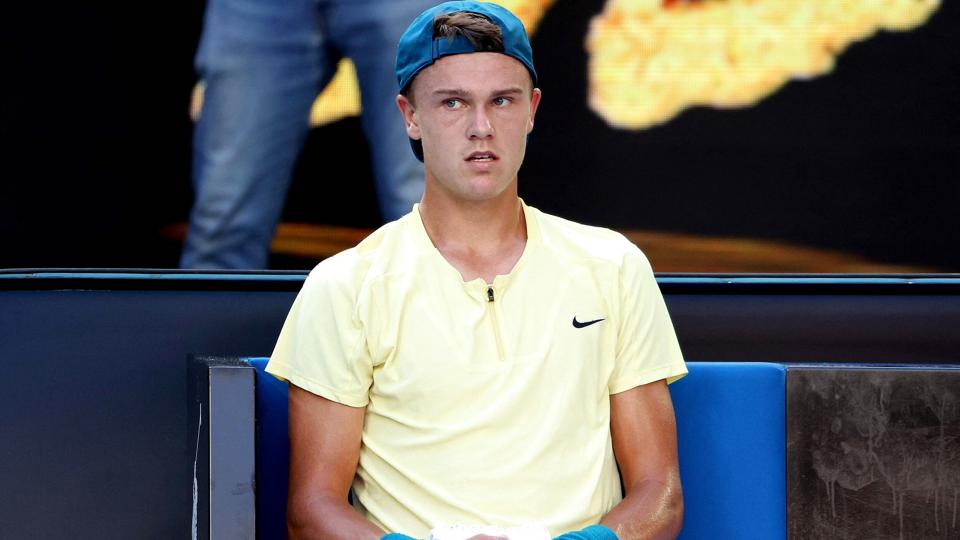 Holger Rune sidder ned efter nederlaget mod Andrey Rublev mandag i fjerde runde af Australian Open. <i>Martin Keep/Ritzau Scanpix</i>