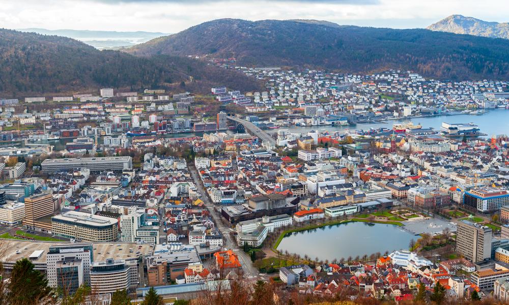 Luftfoto af Bergen i Norge med Nygårdstangen i billedet bunden til venstre.