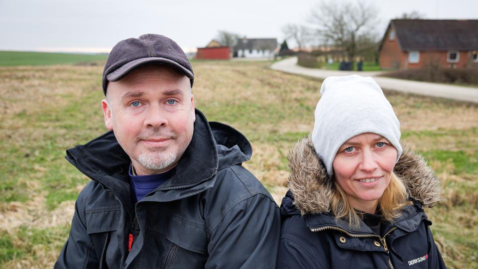 Mette og Kenneth Krarup Møller er trætte af, at den private fællesvej går meget tæt på deres lille landejendom. Derfor vil de nu selv bekoste en vejomlægning, hvor vejen kommer til at slå et større sving uden om huset. Kommunen siger god for planen. <i>Foto: Bo Lehm</i>