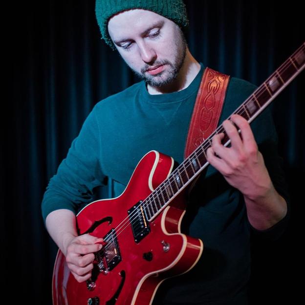 Den Aalborg-baserede musiker Jonas Dannerbugt er guitarist i Metroscope, der i 2021 var finalister i JazzDanmarks Jazzkonkonkurrencen. I 2019 turnerede de i Japan. <i>Privatfoto</i>
