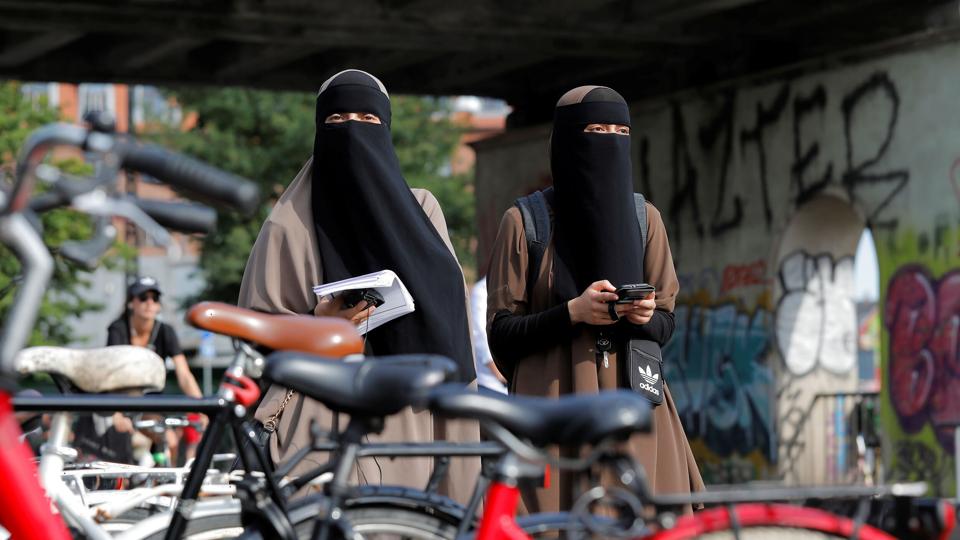 Tildækningsforbuddet trådte i kraft i 2018 under heftig mediedækning. Fire et halvt år efter sigtes meget få dog for at overtræde forbuddet. (Arkivfoto). <i>Andrew Kelly/Reuters</i>