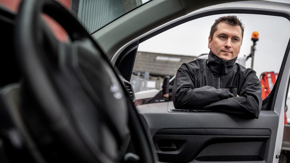 Den store nordjyske installationsvirksomhed Uggerly får jævnligt tømt arbejdsbiler for værdifuldt værktøj af tyveknægte, og det frustrerer administrationschef Michael Seerup, at det næsten er risikofrit for gerningsmændene. <i>Foto: Martin Damgård</i>
