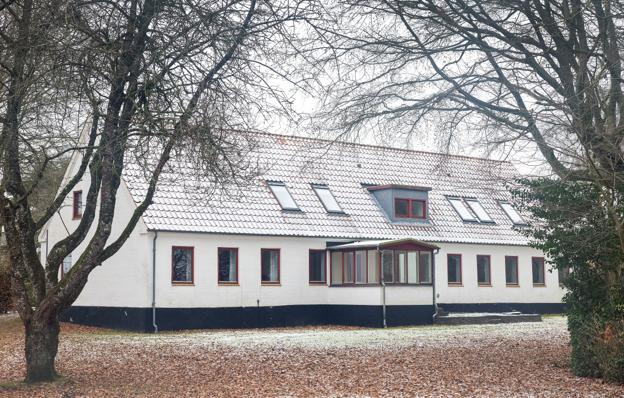 Den gamle præstegård ligger på en 8000 kvadratmeter stor grund. <i>Foto: Bente Poder</i>