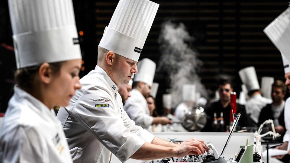 Brian Mark Hansen og resten af det danske hold var glade og stolte ovenpå deres præstation mandag ved Bocuse d'Or. Klokken 18 mandag aften kåres den samlede vinder af de 24 deltagende nationer. <i>Jeff Pachoud/Ritzau Scanpix</i>