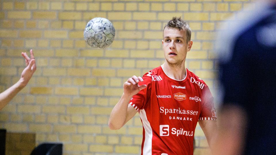 Buster Juul og Aalborg Håndbold testede mandag aften formen under små og trange kår i Hals. Modstanderen var Elitesport Vendsyssel. <i>Foto: Torben Hansen</i>