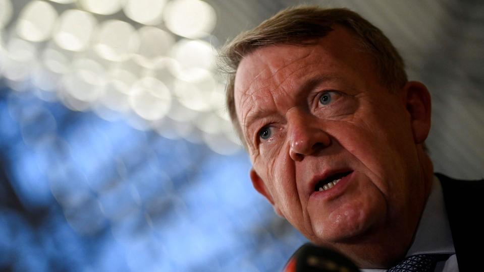 Udenrigsminister Lars Løkke Rasmussen (M) kalder det "beskæmmende" og "skamfuldt", at Rasmus Paludan har brændt en koran af i Sverige og dermed medvirket til at vende Tyrkiet i mod svensk medlemskab af Nato. Løkke tror dog fortsat, at det vil lykkes at overbevise Tyrkiet om at lade Sverige og Finland komme med i Nato. <i>John Thys/Ritzau Scanpix</i>