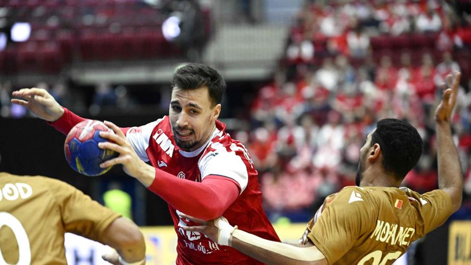 Den kroatiske bagspiller Ivan Martinovic - til venstre - gjorde sit for at banke den kroatiske måltotal op ved VM i herrehåndbold i Sverige og Polen mod Bahrain. Martinovic noterede sig for 11 scoringer. <i>Johan Nilsson/Tt/Ritzau Scanpix</i>