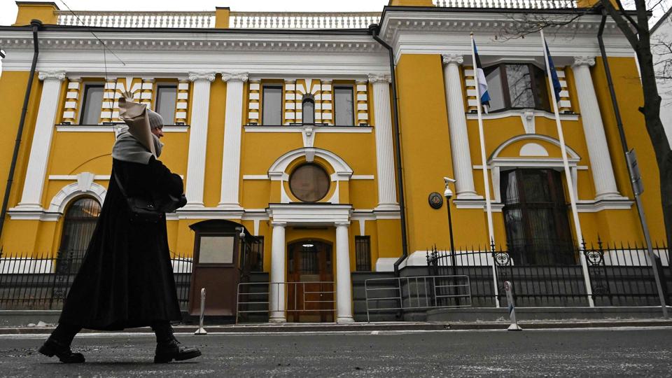En kvinde spadserer forbi Estlands ambassade i Moskva. Ruslands regering har mandag krævet den estiske ambassadør ud af landet senest 7. februar. De baltiske lande svarer igen og henviser til Ruslands krig i Ukraine. <i>Kirill Kudryavtsev/Ritzau Scanpix</i>