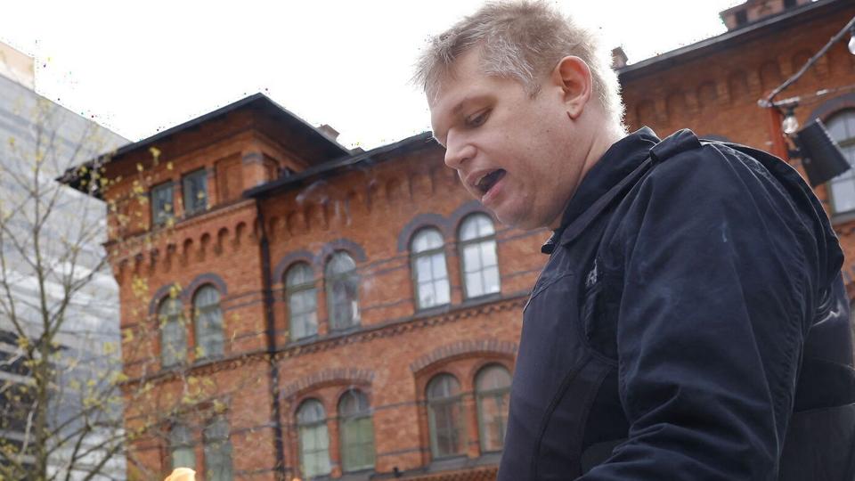 Rasmus Paludan under en koranafbrænding i maj sidste år på Norra Bantorget i Stockholm. En seance han har gentaget i mange danske byer. Men den seneste afbrænding foran den tyrkiske ambassade i den svenske hovedstad truer med af afspore Sveriges medlemskab af Nato på grund af tyrkisk modstand. <i>Fredrik Persson/Ritzau Scanpix</i>