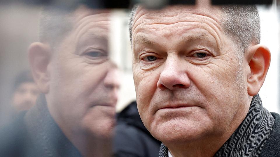 Tysklands forbundskansler, Olaf Scholz, har tøvet med at give andre EU-lande tilladelse til at sende tyskfremstillede Leopard 2-kampvogne til Ukraine. Det får andre EU-lande til at overveje at flytte indkøb af militært udstyr væk fra Tyskland. <i>Benoit Tessier/Reuters</i>