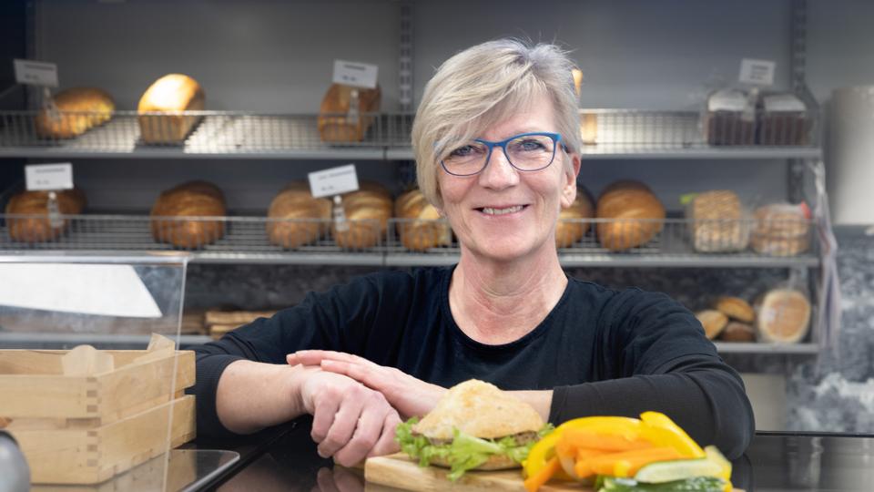 Kirsten Lund overtog OK-tanken for et par år siden - midt i en krisetid. Nu er hun godt i gang med at tænke nyt og ændre på tankstationens image. <i>Foto: Bente Poder</i>