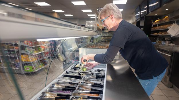 Sidste år åbnede Kirsten Lund en salatbar, som har vist sig at være en succes. <i>Foto: Bente Poder</i>