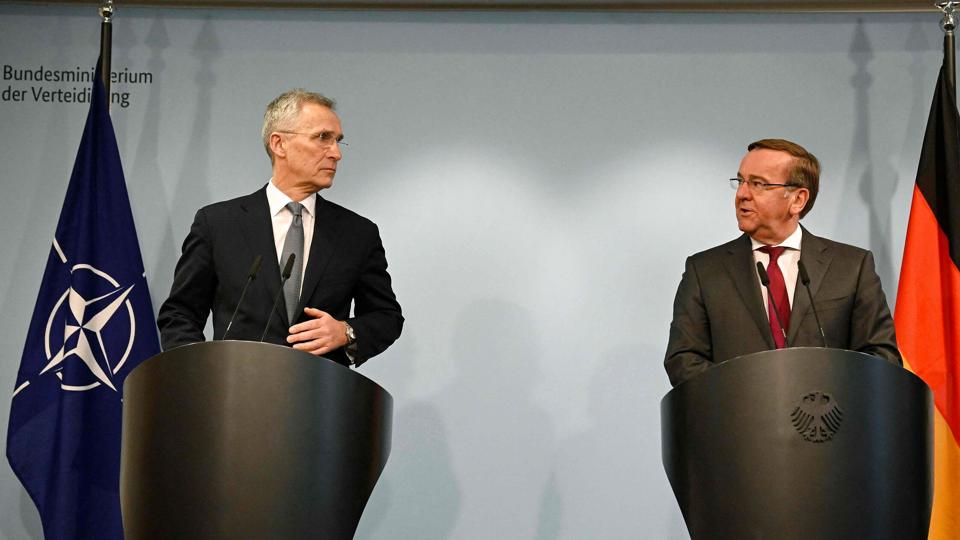 Tyskland forsvarsminister, Boris Pistorius, og Nato's generalsekretær, Jens Stoltenberg, har tirsdag holdt fælles pressemøde i Berlin. <i>Tobias Schwarz/Ritzau Scanpix</i>