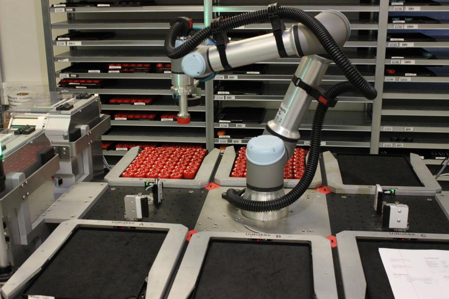 PR electronics har gennem flere år øget automatiseringen. Her er det en robot, der printer og påklistrer labels på færdige produkter.