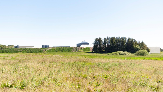 Visualisering af en kommende udvidelse med nye store reaktortanke midt i billedet. Anlægget ses her fra Uggerby Å nord for Sindal Biogas. <i>Kilde: Sindal Biogas </i>