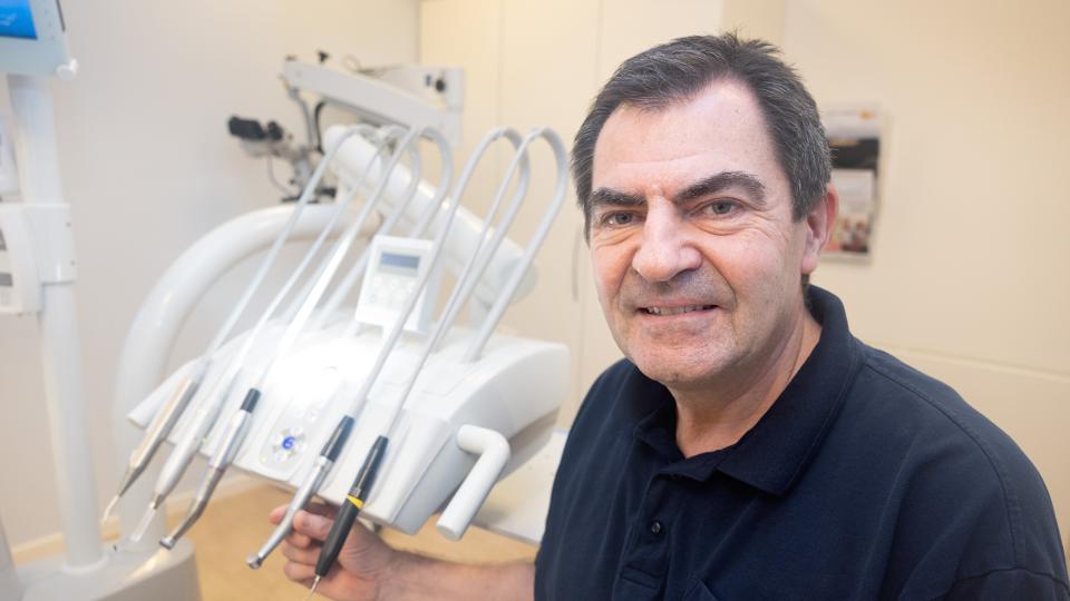 Tandlæge Ole Toft-Hansen stopper som klinikleder og tandlæge på Nordjyllands Implantatcenter. Han har arbejdet som tandlæge i 35 år. <i>Foto: Bente Poder</i>