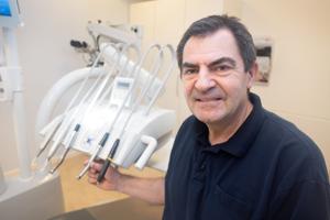 Klinikleder stopper efter 35 år som tandlæge - her er hans efterfølger