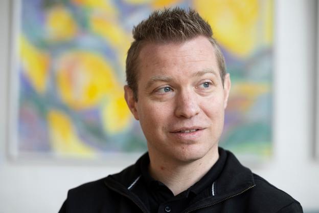 Tommy Rump Andersen har været bestyrelsesformand et halvt år. Han har selv to børn på skolen. <i>Foto: Claus Søndberg</i>