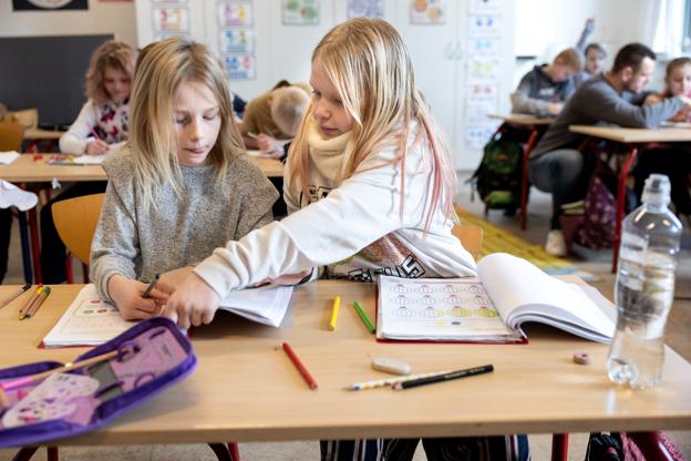 På friskolen i Overlade er der fredag fest, fordi man har nået 100 børn. <i>Foto: Claus Søndberg</i>