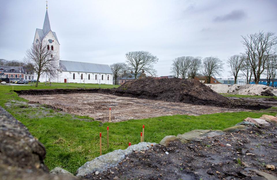 Overfladejorden er fjernet i en stor del af det område, hvor det nye kirkecenter skal opføres. Endnu er Museum Thy dog kun færdig med at undersøge en lille del. Men ifølge Slots- og Kulturstyrelsen skal alle grave graves op, så skeletresterne kan undersøges for dødsårsager og andre sygdomstegn. <i>Foto: Bo Lehm</i>