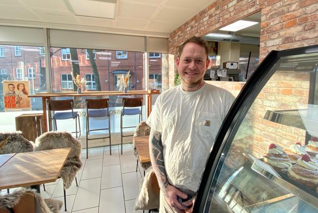 34-årige Mads Nymann har haft bageriet Hobro Brød i Adelgade siden 2020 - nu har kunderne mulighed for at spise deres mad eller kage i et nyt caféområde i butikken