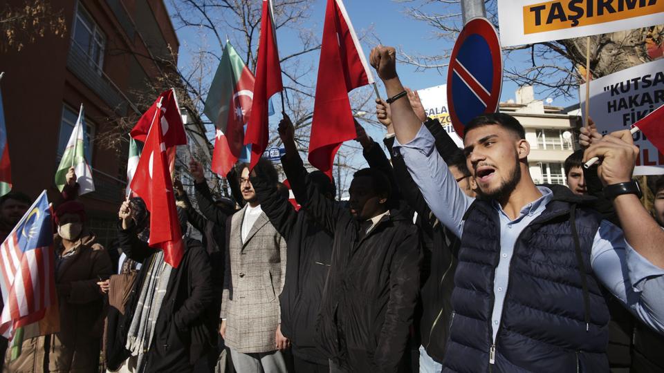 Der har været demonstrationer ved Sveriges ambassade i Tyrkiet, siden Rasmus Paludan lørdag brændte en koran foran den tyrkiske ambassade i Stockholm. <i>Burhan Ozbilici/Ritzau Scanpix</i>