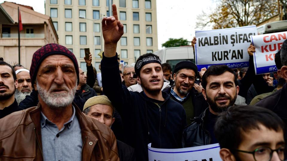 Tyrkiske demonstranter ses her foran Sveriges konsulat i Istanbul søndag. <i>Yasin Akgul/Ritzau Scanpix</i>