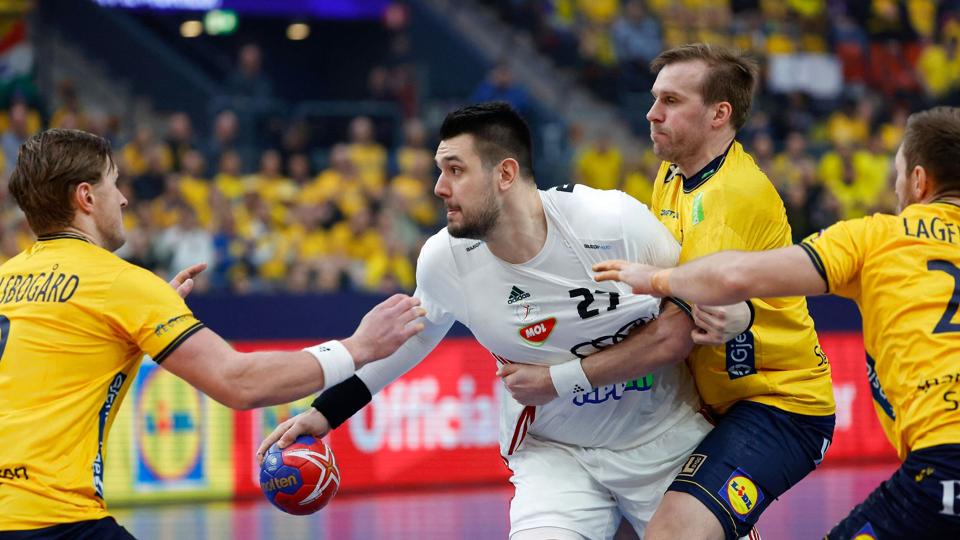 Bence Bánhidi er en udfordring for selv de stærkeste forsvarsspillere. Her engagerer den enorme ungarer tre svenske spillere under VM. <i>Adam Ihse/Ritzau Scanpix</i>