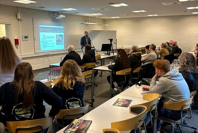 Interessen var stor, da Frederikshavn Gymnasium holdt fysisk og virtuelt informationsmøde om uddannelsen Maritim Student.