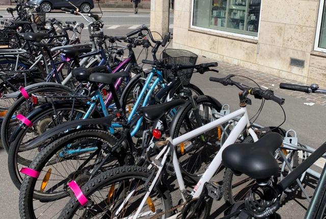 Lyserøde strips bliver sat på cykler i Aalborg og Nørresundby i denne uge.