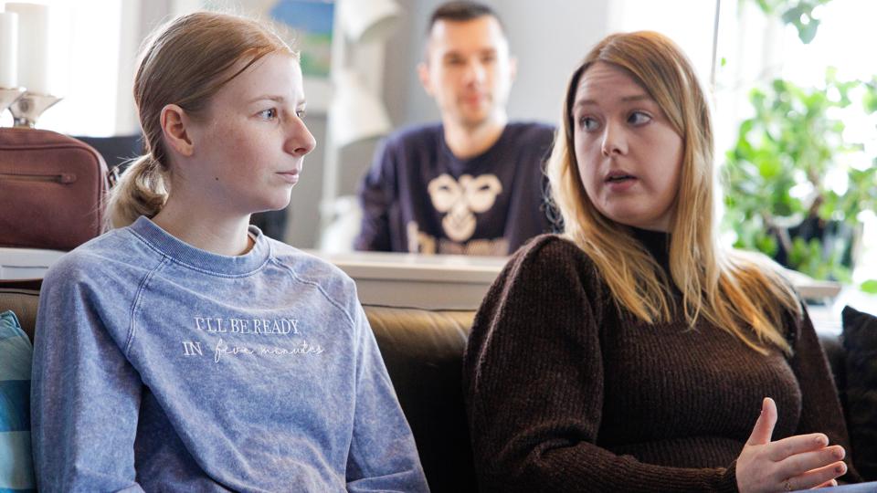 Helena Severinsen Lyngbye og Camilla Hørup er to af de unge, der er glade for den hjælp, de får i Skiftesporet. De er usikre på, hvad der nu kommer til at ske, efter at jobcentret har meldt ud, at de fra sommer ikke længere vil benytte sig af tilbuddet. <i>Foto: Bo Lehm</i>