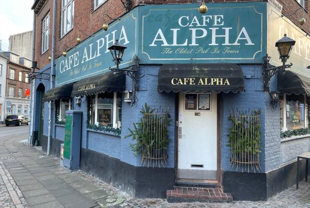 Når Café Alpha genåbner, bliver det både som værtshus og whiskybar.