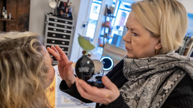 Bettina Hellmich har lagt makeup på modeller til mange mode- og tv-shows, nu kan man opleve hendes færdigheder i Sønderlev. <i>Foto: Martin Damgård</i>