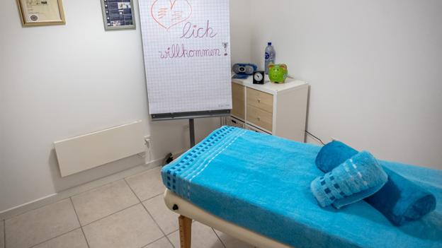 Bagerst i lokalet kan man få massage. <i>Foto: Martin Damgård</i>
