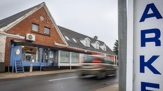 Der er stille om vinteren i den lille by Sønderlev vest for Hjørring, men Bettina Hellmich er glad for sin butik på Skallerupvej 478. <i>Foto: Martin Damgård</i>