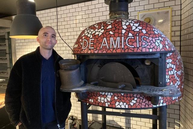 Ari Ahmad, indehaver af Din Burger Bar i Hobro, har investeret i en pizzaovn. 
