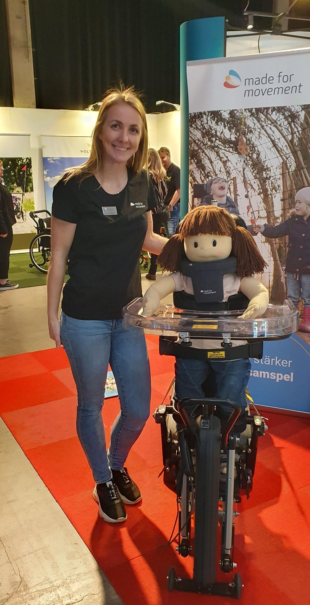 Serena Eriksson, fysioterapeut på Made for Movement, med stå- och gåhjälpmedlet Innowalk på Fokus Hjälpmedel i Göteborg.