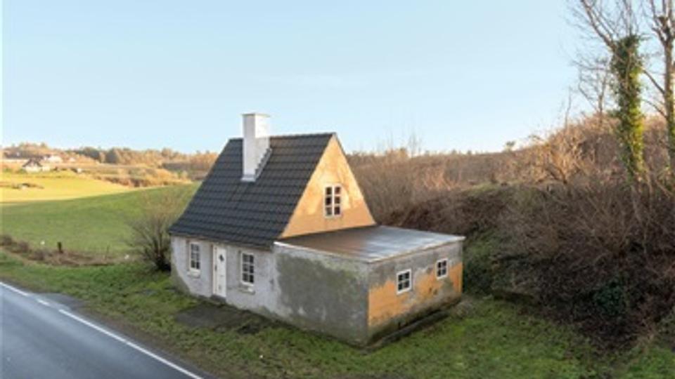 Huset på 33 kvadratmeter er lige nu under renovering og kommer med byggematerialer, som den nye ejer får med i købet <i>Foto: Byens Mæglere APS</i>