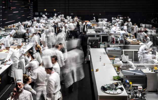 Det ligner total forvirring, men der er mening med galskaben. De mange kokke fordærver ikke maden - tværtimod. Det er verdens bedste kokke i aktion ved Bocuse d'Or i franske Lyon. <i>Foto: Jeff Pachoud, APP, Ritzau Scanpix</i>