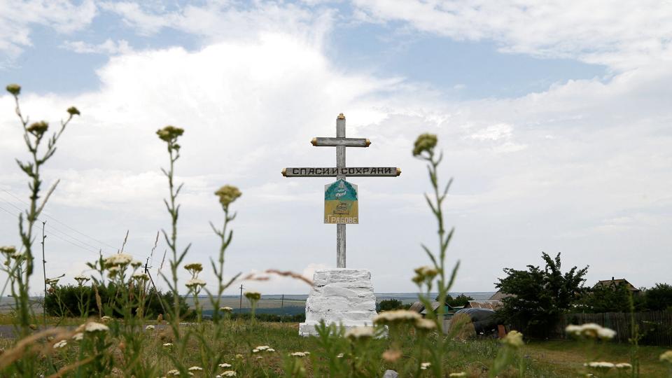 Et kors markerer i dag stedet, hvor passagerflyet MH17 blev skudt ned nær landsbyen Hrabove i det Donetsk-regionen i det østlige Ukraine. Onsdag har Holland fået lov at føre en sag mod Rusland ved Den Europæiske Menneskerettighedsdomstol for nedskydningen. (Arkivfoto). <i>Alexander Ermochenko/Reuters</i>