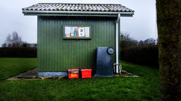 Kolonihaveforeningen Fjordglimt i Hadsund har én enkelt 140 liters beholder til restaffald. Den rækker til 30 kolonister. Nu hvor kolonisterne skal i gang med at sortere til genbrug, skal de have en ekstra beholder med rum til papir, pap, plastic, metal og mælkekartoner mv.  <i>Foto: Torben Hansen</i>