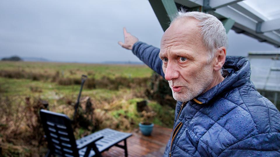 Kjeld Jellesen syntes, det var lige i overkanten, at kommunen ville opkræve 28.000 kroner om året for en container til genbrug i den kolonihaveforening, hvor han er næstformand. Han og hans hustru, Lotte, købte for to år siden en kolonihave i Fjordglimt og nyder en formidabel udsigt over eng og fjord. <i>Foto: Torben Hansen</i>