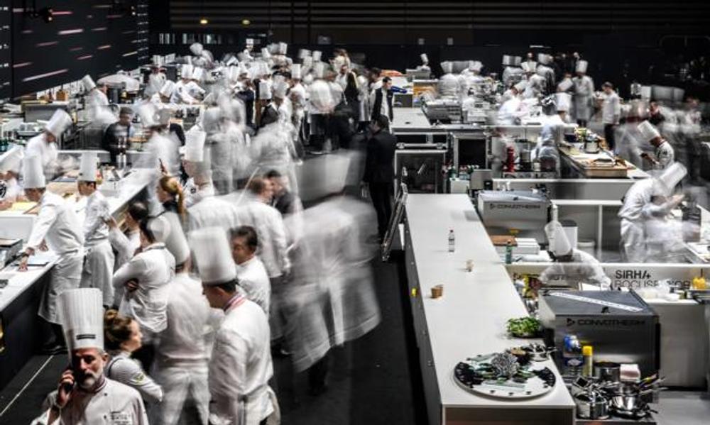 Det ligner total forvirring, men der er mening med galskaben. De mange kokke fordærver ikke maden - tværtimod. Det er verdens bedste kokke i aktion ved Bocuse d'Or i franske Lyon. Det ligner total forvirring, men der er mening med galskaben. De mange kokke fordærver ikke maden - tværtimod. Det er verdens bedste kokke i aktion ved Bocuse d'Or i franske Lyon.